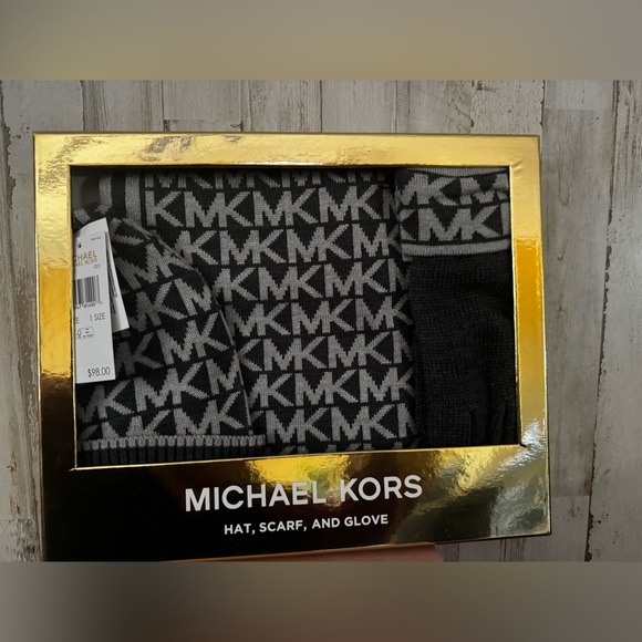MICHAEL KORS PEARL HEATHER GREY HAT & SCARF & GLOVES 3 PIECE SET - NWT - Picture 1 of 6